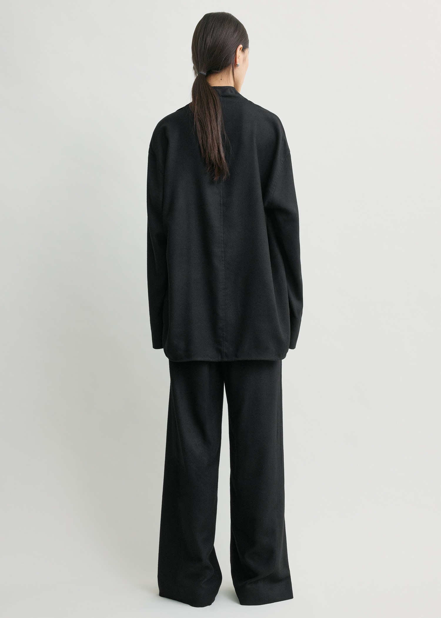 TOTEME 퍼널 넥 플란넬 탑 블랙의 블랙컬러 2번쨰 이미지입니다.