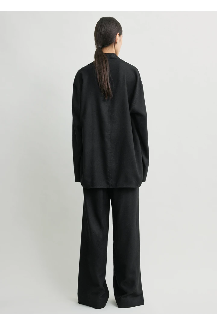 TOTEME 퍼널 넥 플란넬 탑 블랙의 블랙컬러 2번쨰 이미지입니다.