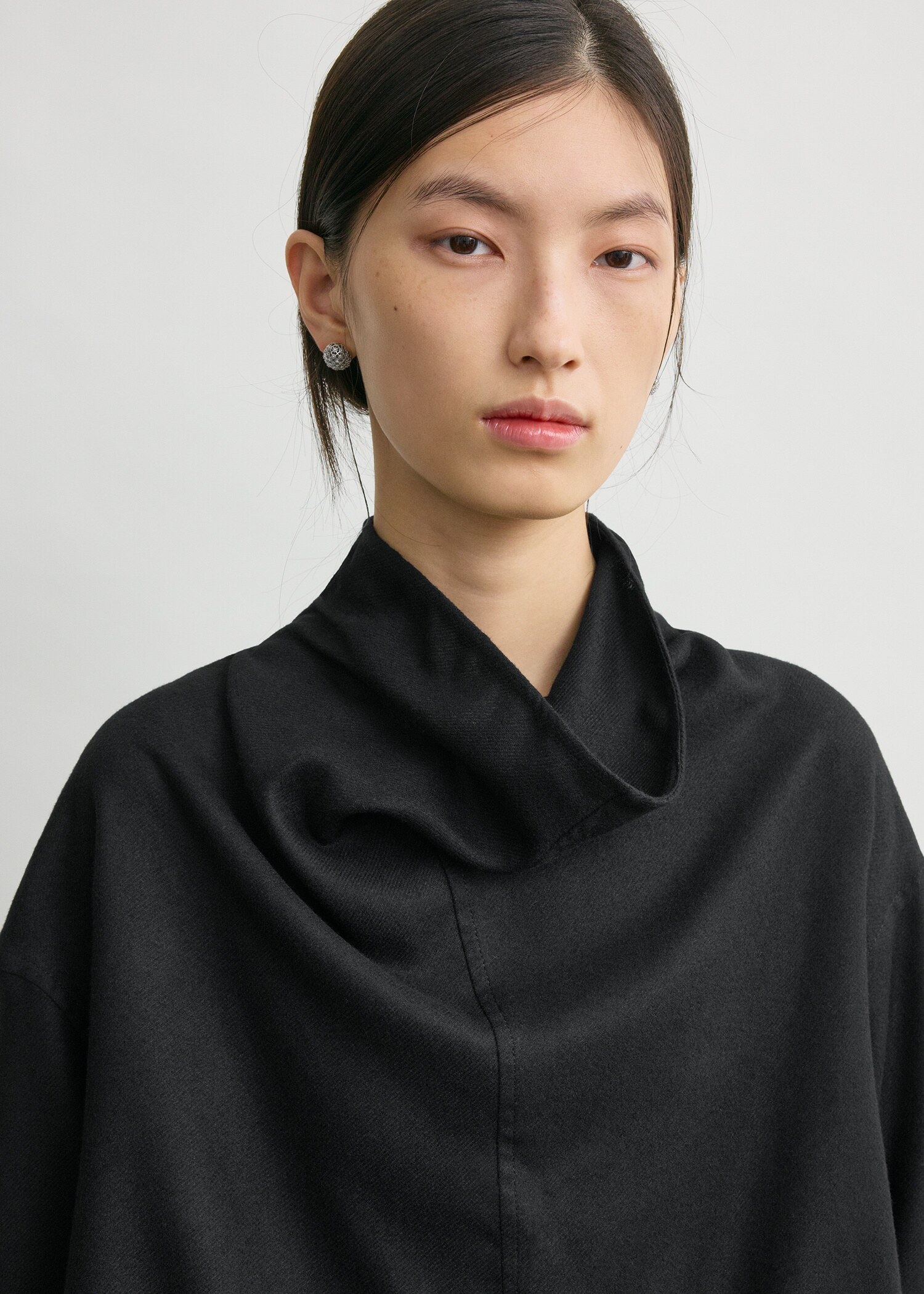 TOTEME 퍼널 넥 플란넬 탑 블랙의 블랙컬러 3번쨰 이미지입니다.