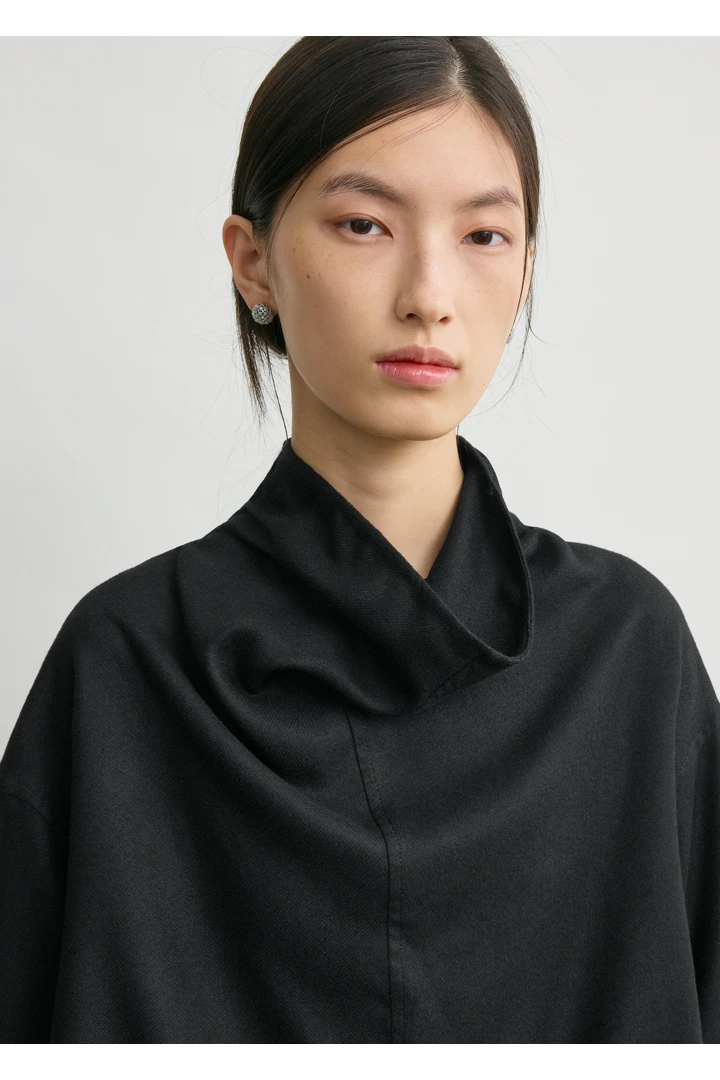 TOTEME 퍼널 넥 플란넬 탑 블랙의 블랙컬러 3번쨰 이미지입니다.