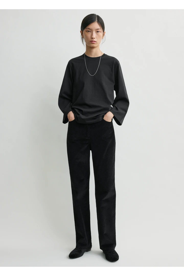 TOTEME 와이드 슬리브 티셔츠 블랙의 블랙컬러 1번쨰 이미지입니다.