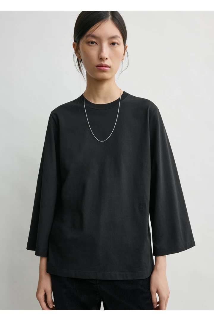 TOTEME 와이드 슬리브 티셔츠 블랙의 블랙컬러 3번쨰 이미지입니다.