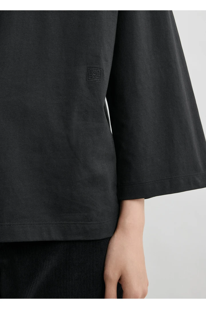 TOTEME 와이드 슬리브 티셔츠 블랙의 블랙컬러 4번쨰 이미지입니다.