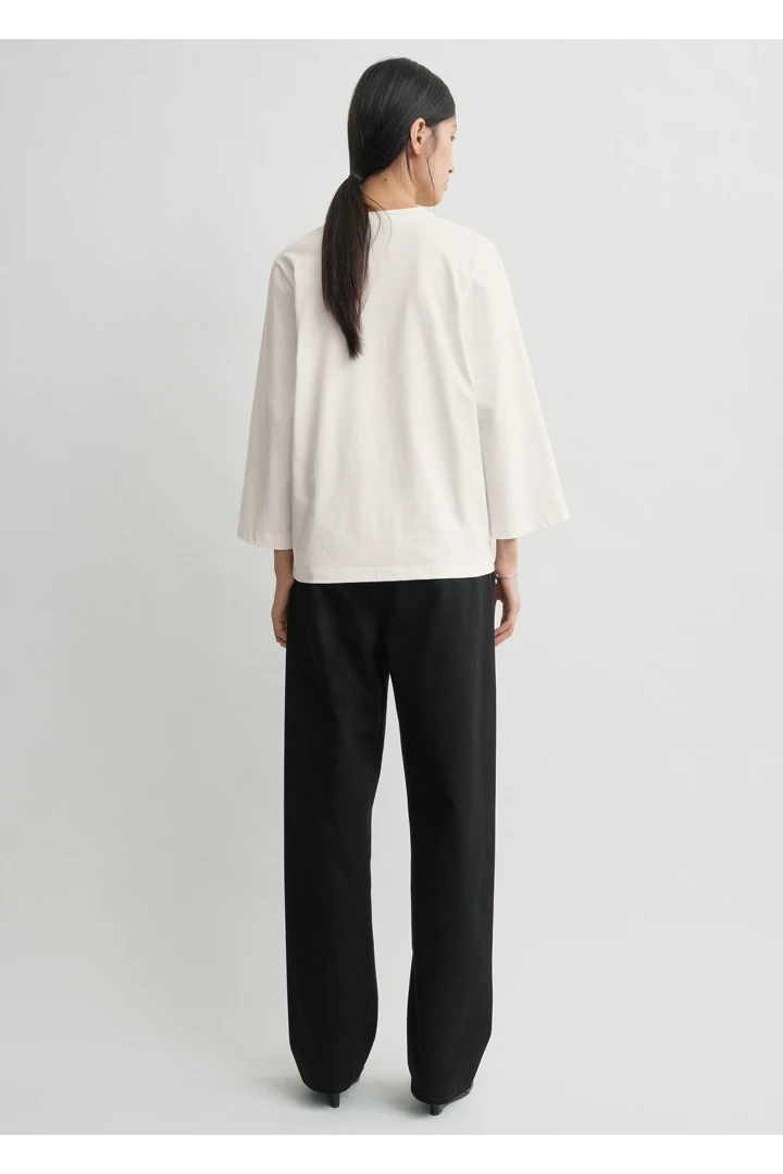 TOTEME 와이드 슬리브 티셔츠 화이트의 화이트컬러 2번쨰 이미지입니다.