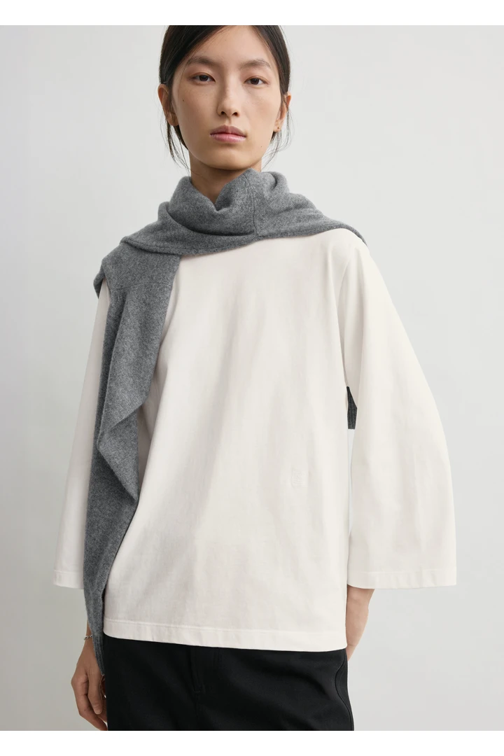 TOTEME 와이드 슬리브 티셔츠 화이트의 화이트컬러 3번쨰 이미지입니다.