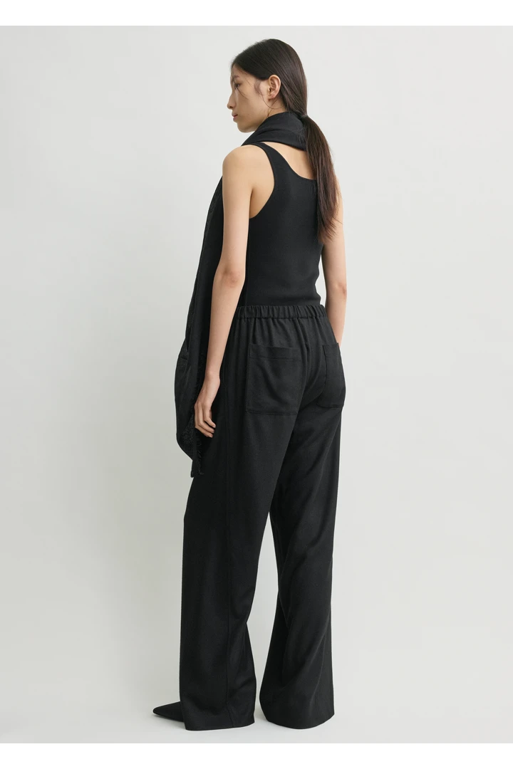 TOTEME 이지 플란넬 트라우저 블랙의 블랙컬러 2번쨰 이미지입니다.