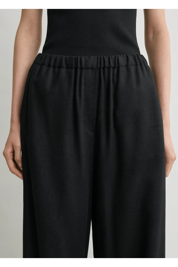 TOTEME 이지 플란넬 트라우저 블랙의 블랙컬러 3번쨰 이미지입니다.