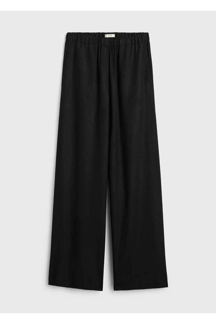 TOTEME 이지 플란넬 트라우저 블랙의 블랙컬러 4번쨰 이미지입니다.