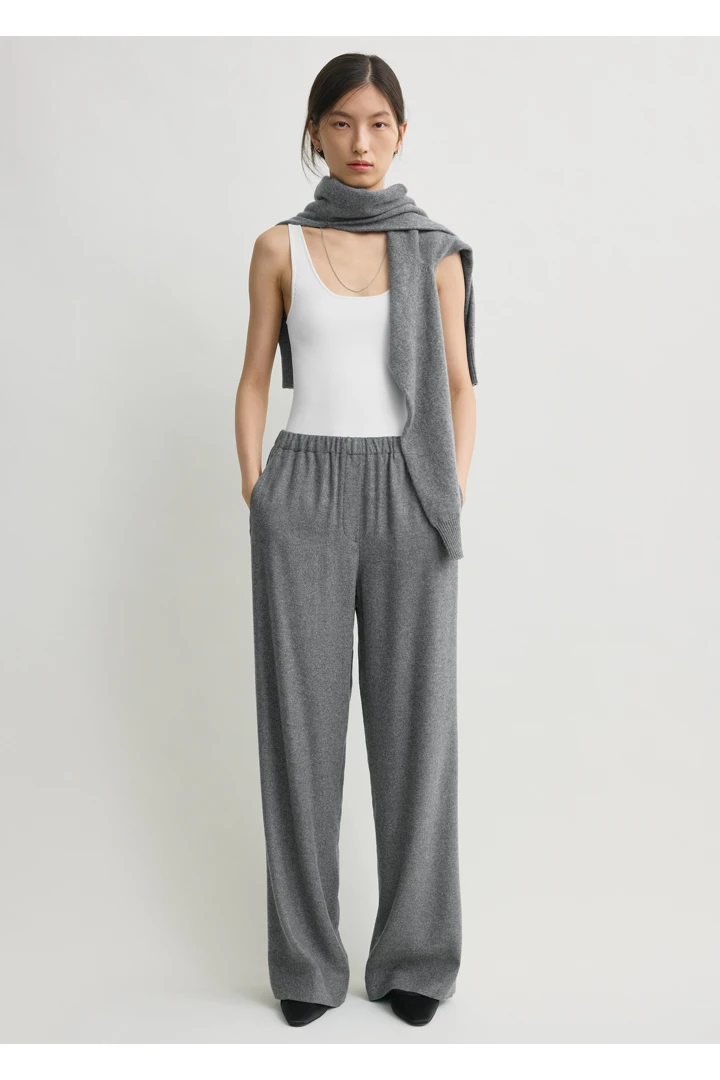 TOTEME 이지 플란넬 트라우저 그레이의 그레이컬러 1번쨰 이미지입니다.