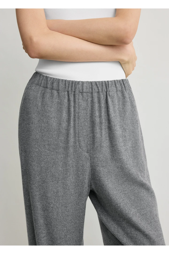 TOTEME 이지 플란넬 트라우저 그레이의 그레이컬러 3번쨰 이미지입니다.