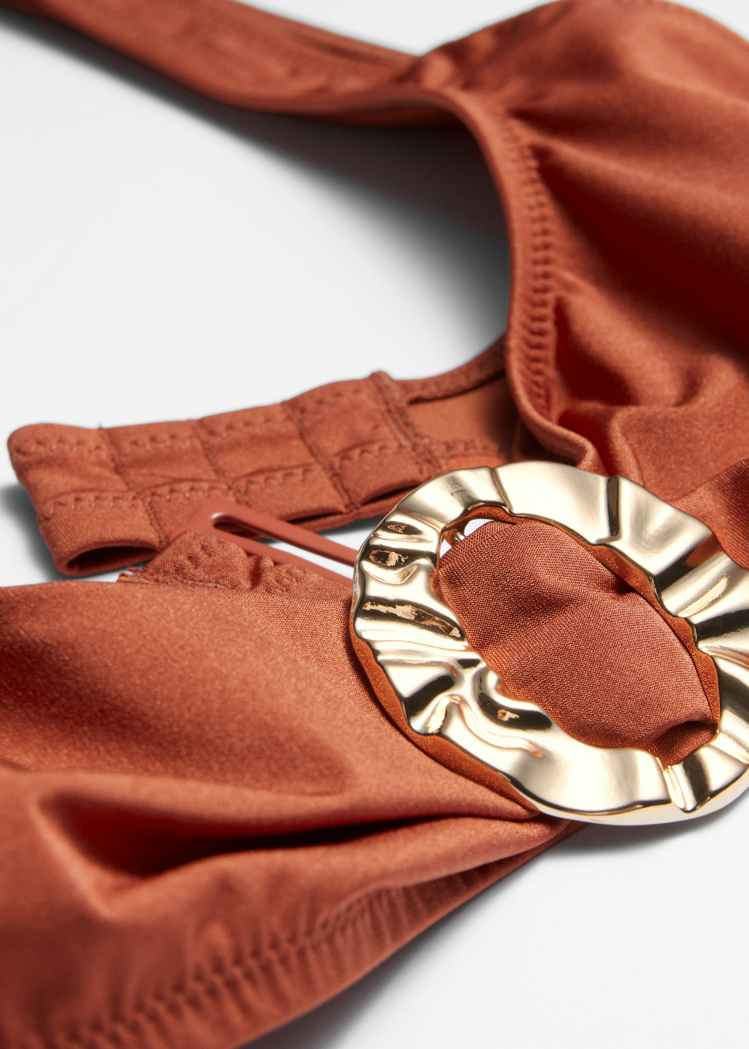 앤아더스토리즈 버클 디테일 트라이앵글 비키니 탑의 레드컬러 Detail입니다.