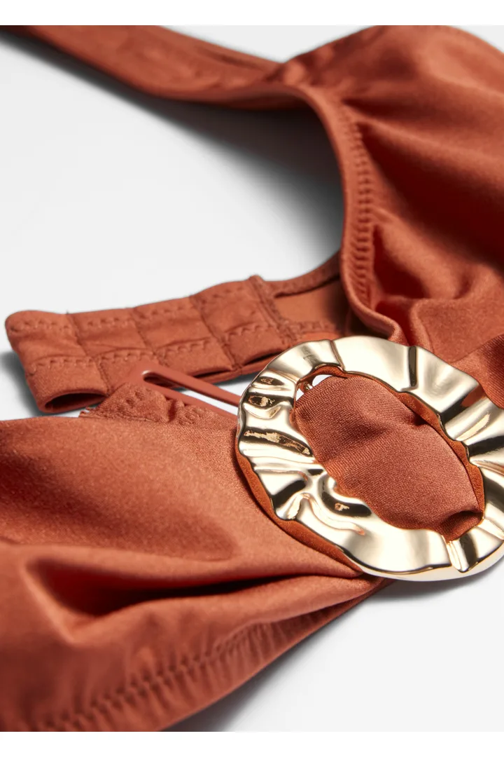 앤아더스토리즈 버클 디테일 트라이앵글 비키니 탑의 레드컬러 Detail입니다.