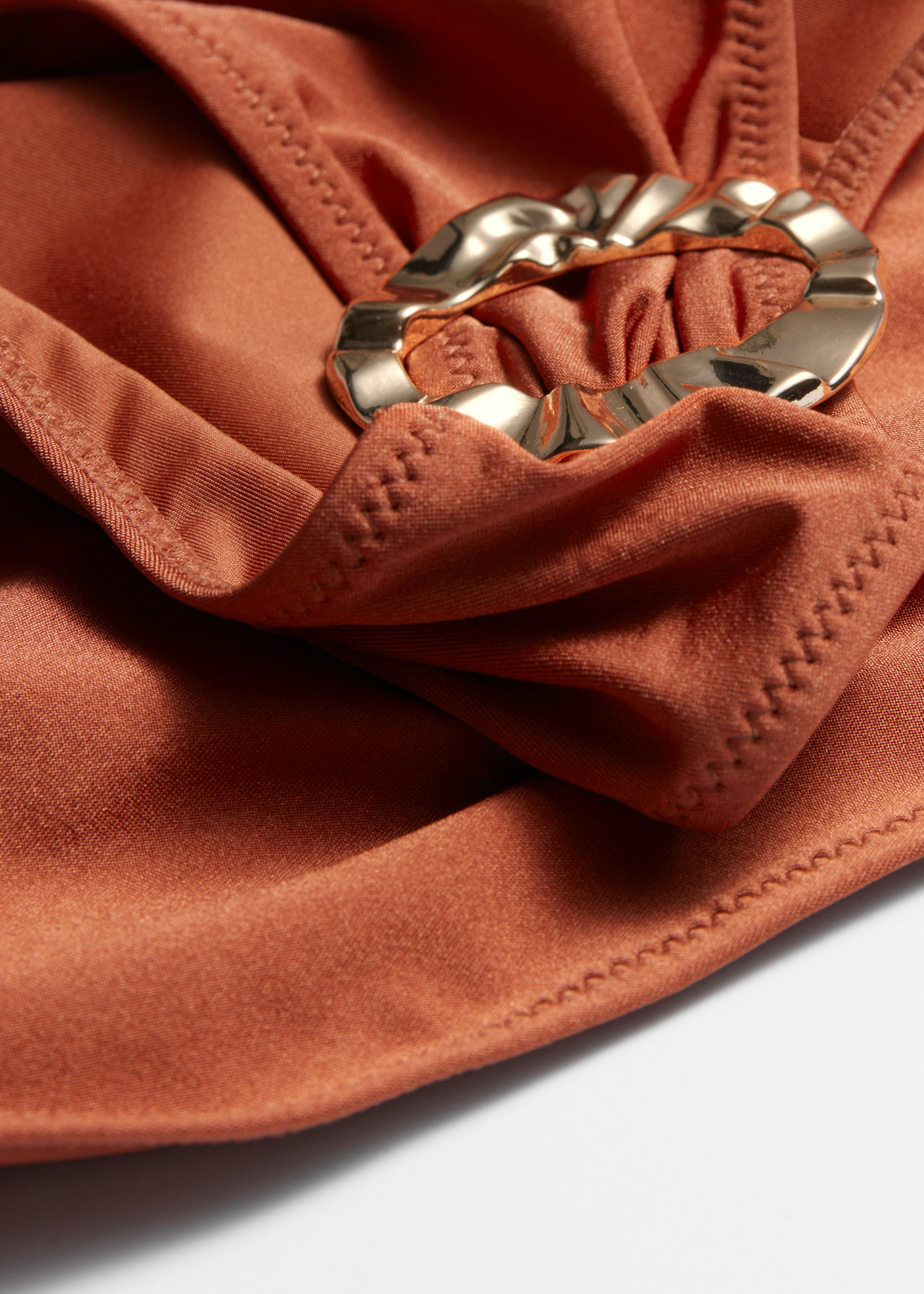 앤아더스토리즈 버클 디테일 비키니 브리프의 레드컬러 Detail입니다.