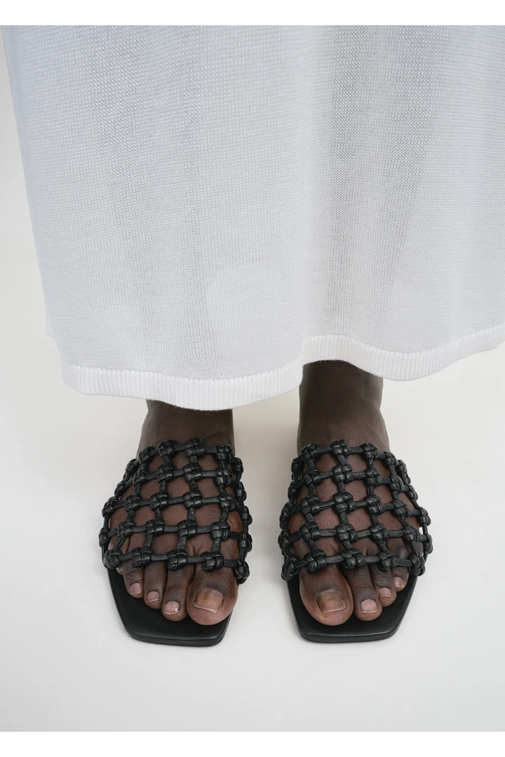 TOTEME 브레이디드 레더 방도 슬라이드 블랙의 블랙컬러 1번쨰 이미지입니다.