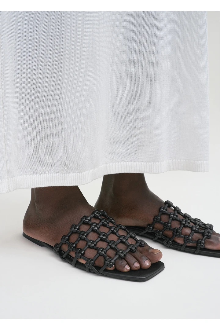 TOTEME 브레이디드 레더 방도 슬라이드 블랙의 블랙컬러 2번쨰 이미지입니다.