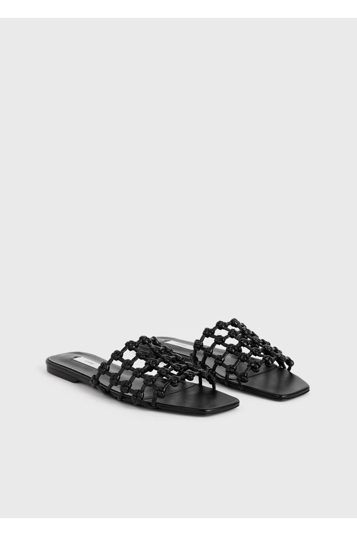 TOTEME 브레이디드 레더 방도 슬라이드 블랙의 블랙컬러 3번쨰 이미지입니다.