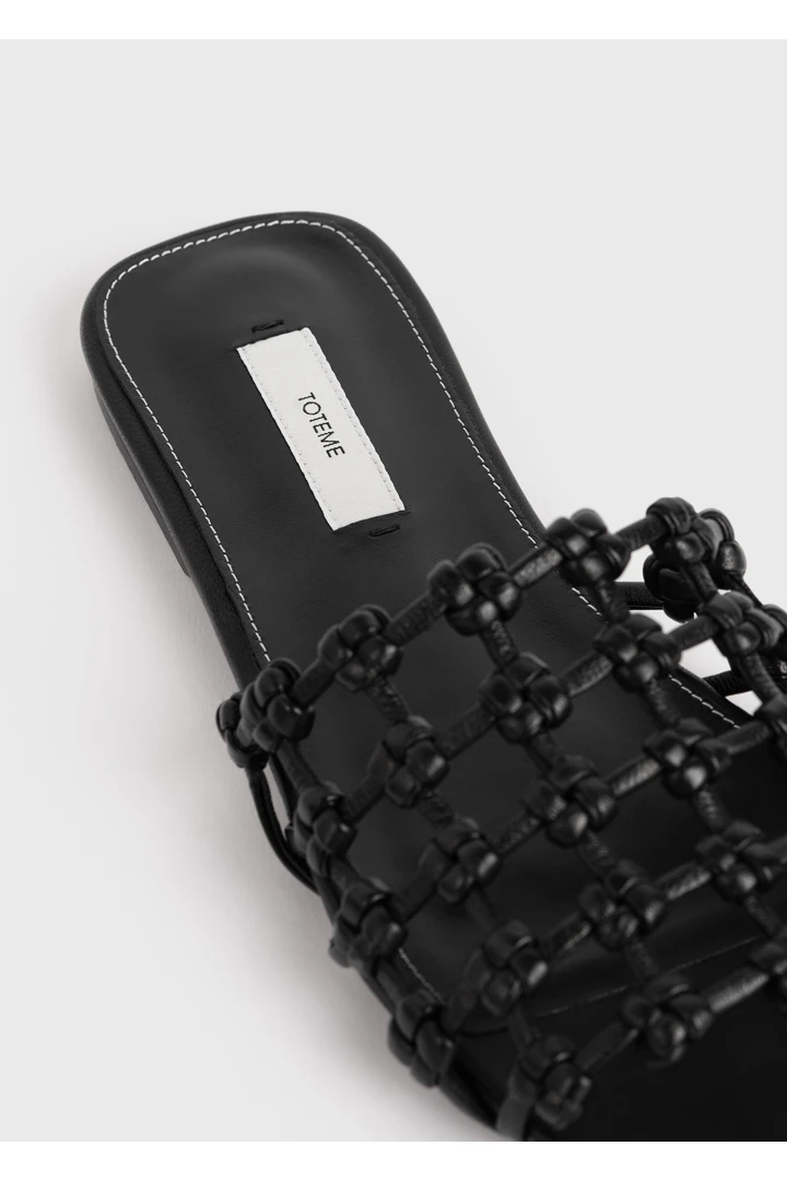 TOTEME 브레이디드 레더 방도 슬라이드 블랙의 블랙컬러 4번쨰 이미지입니다.
