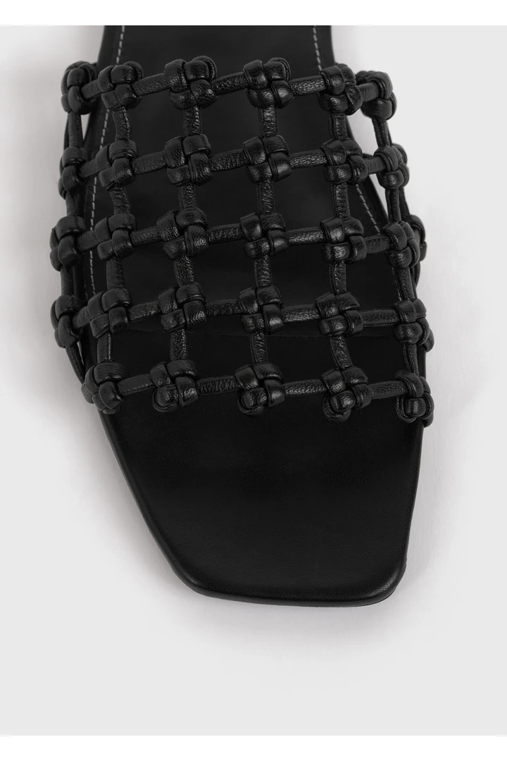 TOTEME 브레이디드 레더 방도 슬라이드 블랙의 블랙컬러 5번쨰 이미지입니다.