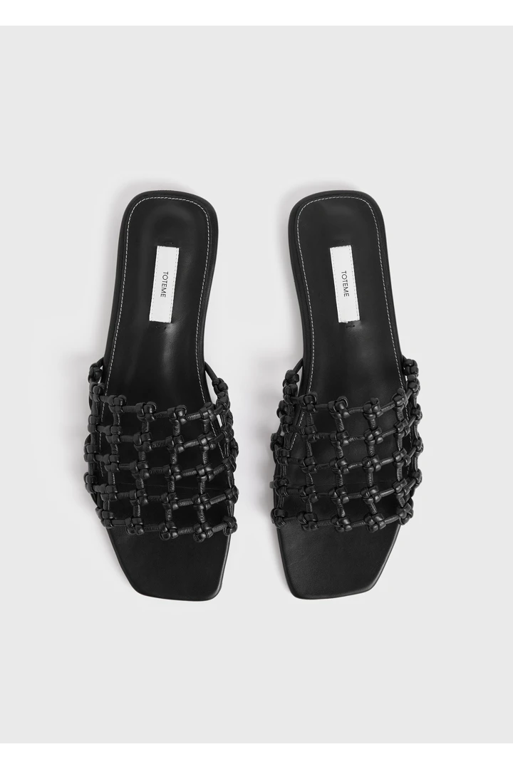 TOTEME 브레이디드 레더 방도 슬라이드 블랙의 블랙컬러 6번쨰 이미지입니다.