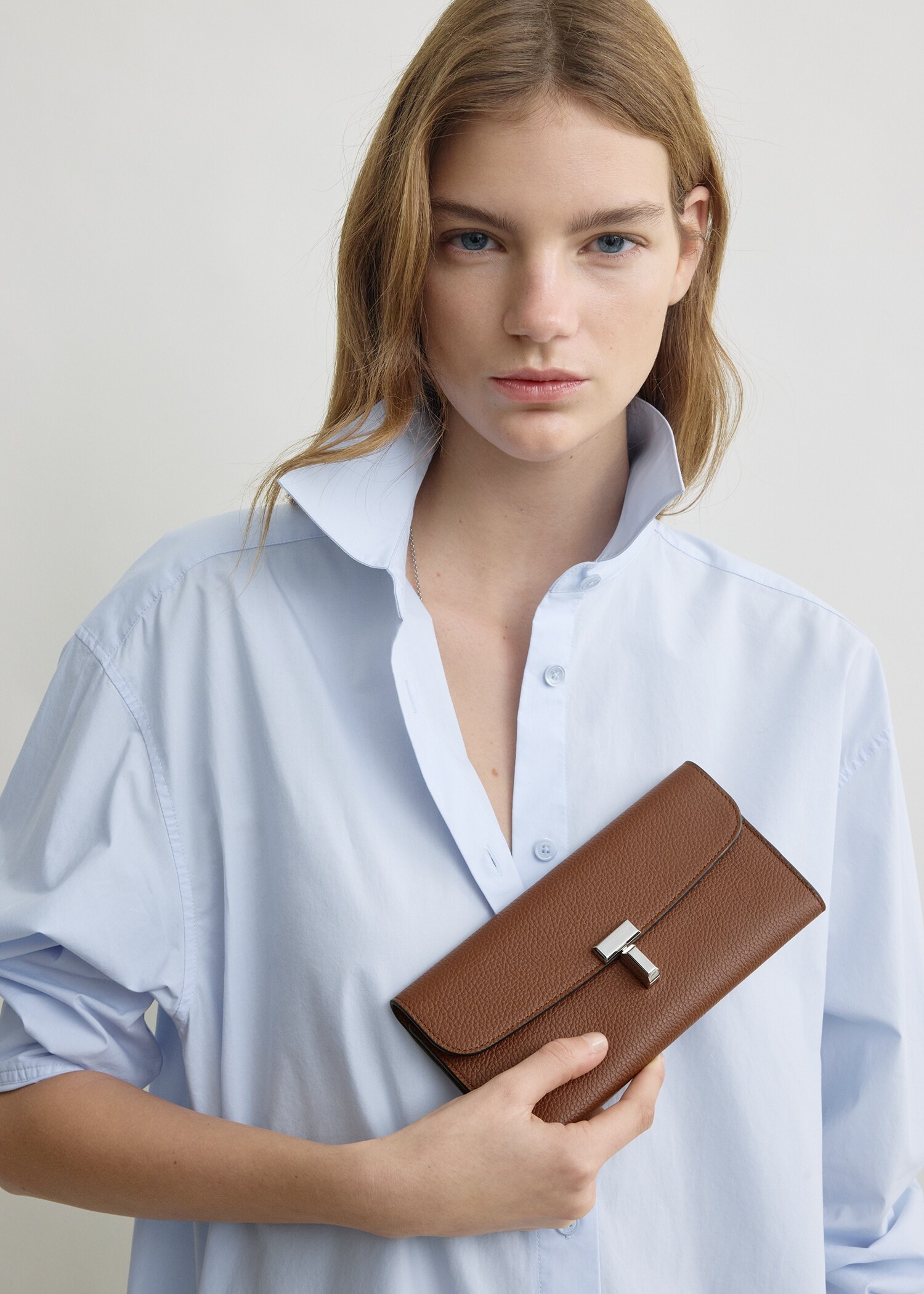 TOTEME 티 플랩 그레인 레더 월렛 시에나의 시에나컬러 1번쨰 이미지입니다.