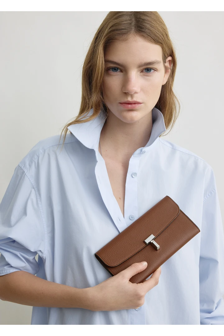 TOTEME 티 플랩 그레인 레더 월렛 시에나의 시에나컬러 1번쨰 이미지입니다.