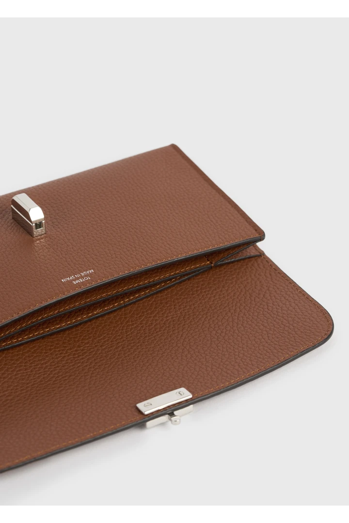 TOTEME 티 플랩 그레인 레더 월렛 시에나의 시에나컬러 3번쨰 이미지입니다.