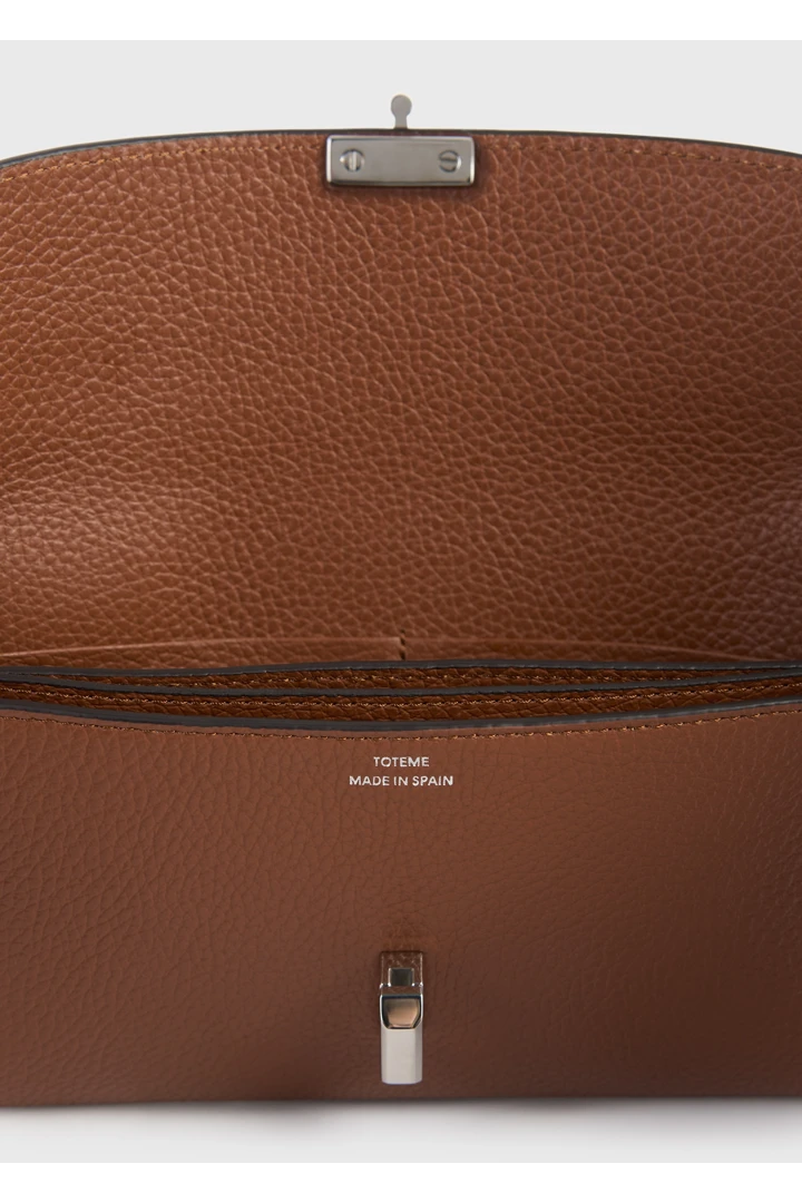 TOTEME 티 플랩 그레인 레더 월렛 시에나의 시에나컬러 4번쨰 이미지입니다.