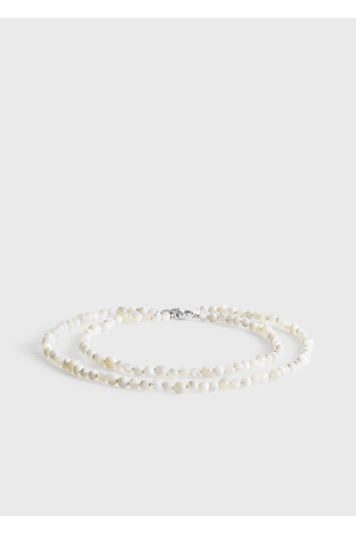 TOTEME 인피니티 비드 넥레이스 화이트의 화이트컬러 4번쨰 이미지입니다.