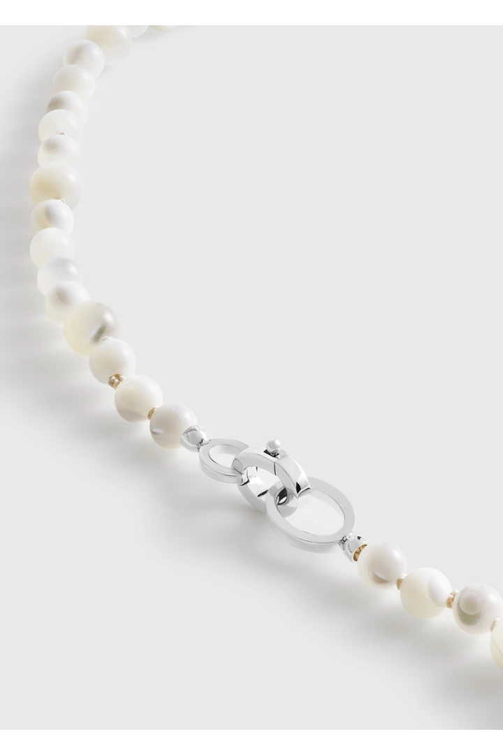 TOTEME 인피니티 비드 넥레이스 화이트의 화이트컬러 5번쨰 이미지입니다.