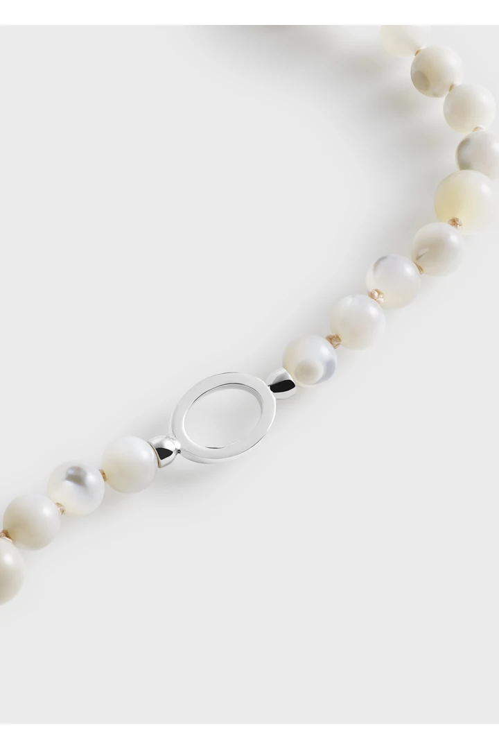 TOTEME 인피니티 비드 넥레이스 화이트의 화이트컬러 6번쨰 이미지입니다.