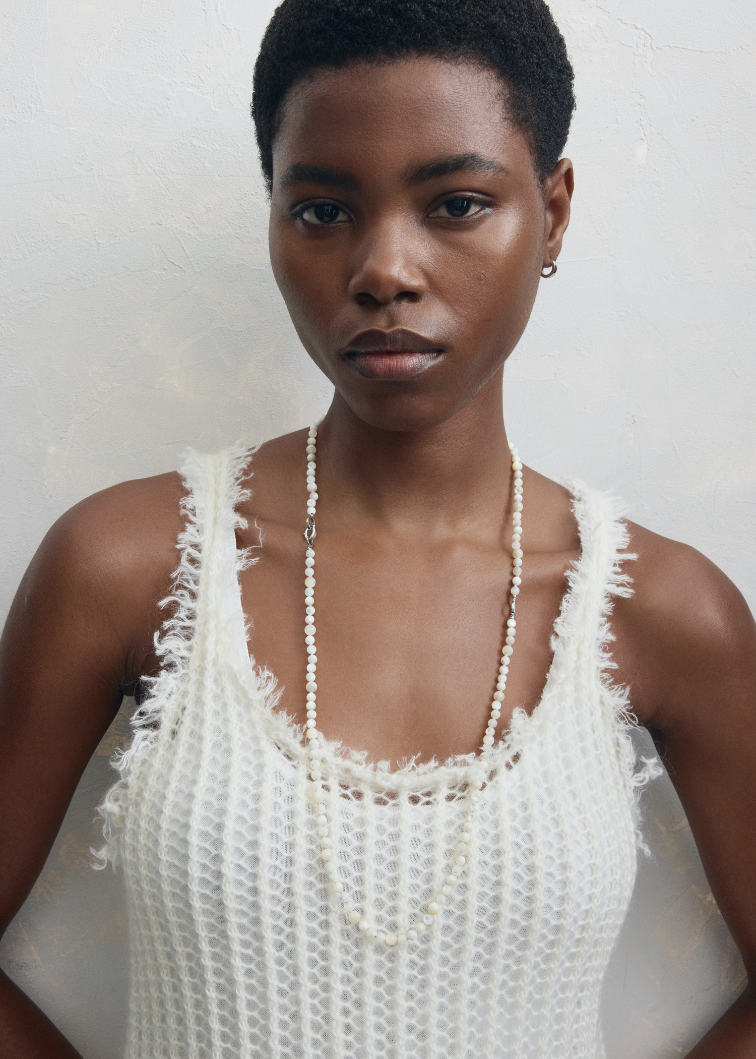 TOTEME 인피니티 비드 넥레이스 화이트의 화이트컬러 1번쨰 이미지입니다.