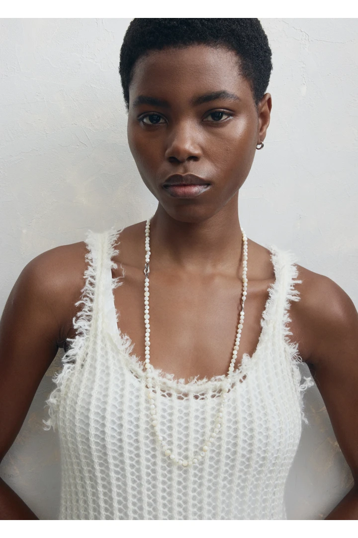 TOTEME 인피니티 비드 넥레이스 화이트의 화이트컬러 1번쨰 이미지입니다.