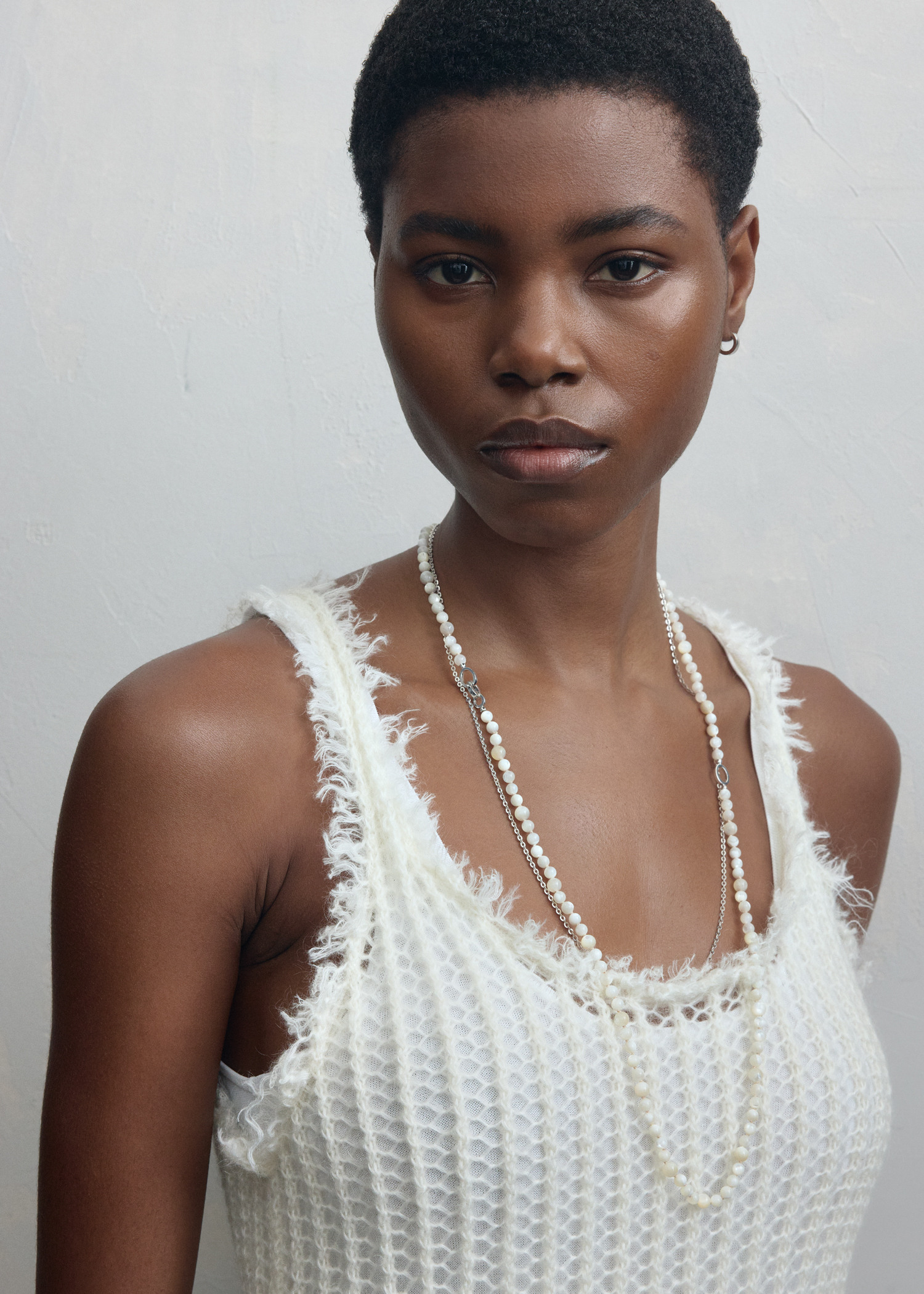 TOTEME 인피니티 비드 넥레이스 화이트의 화이트컬러 2번쨰 이미지입니다.