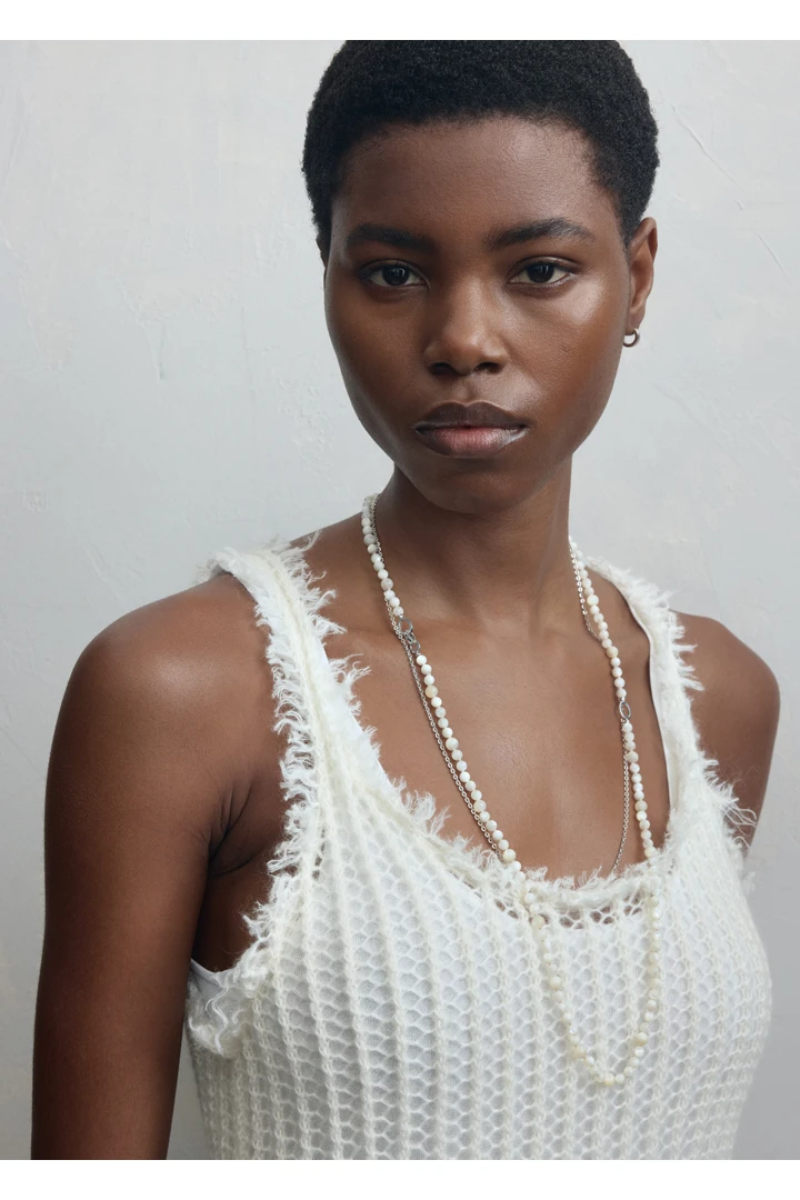 TOTEME 인피니티 비드 넥레이스 화이트의 화이트컬러 2번쨰 이미지입니다.