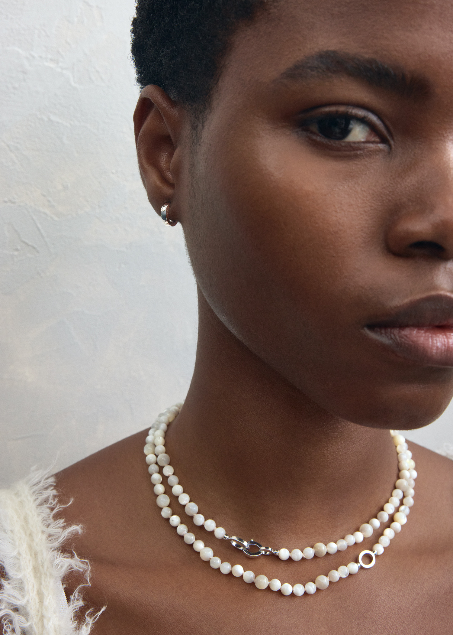TOTEME 인피니티 비드 넥레이스 화이트의 화이트컬러 3번쨰 이미지입니다.