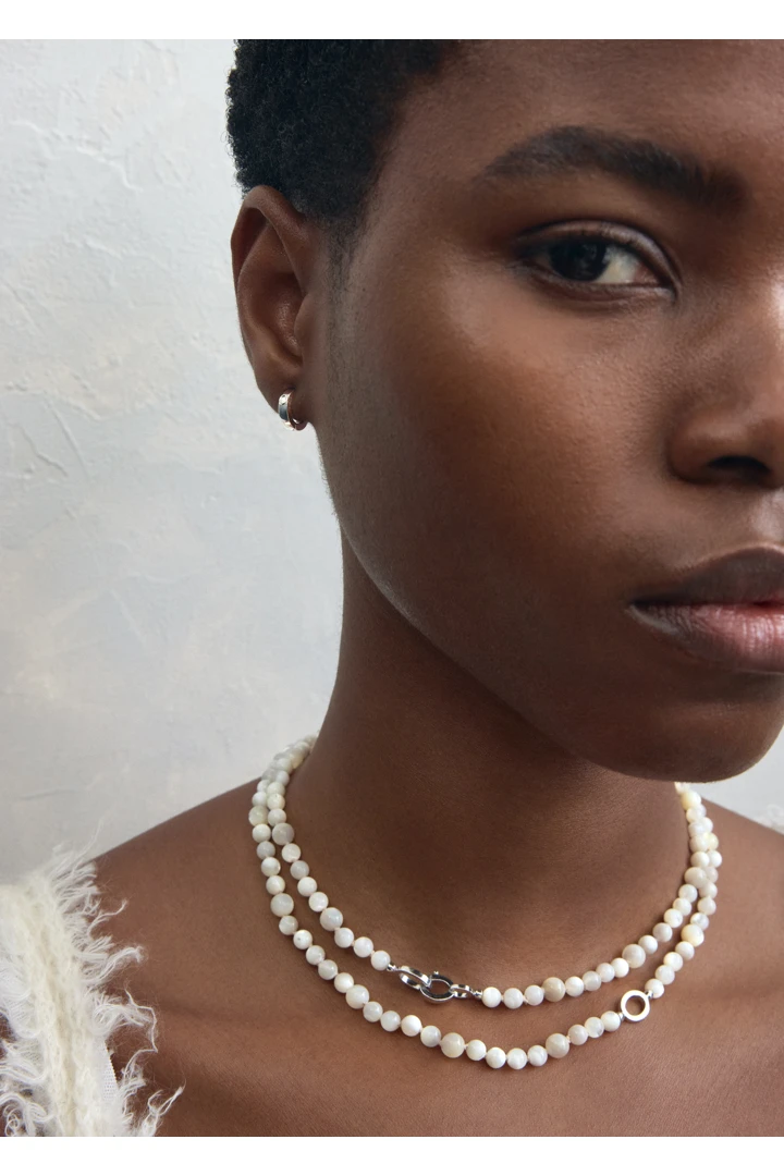 TOTEME 인피니티 비드 넥레이스 화이트의 화이트컬러 3번쨰 이미지입니다.