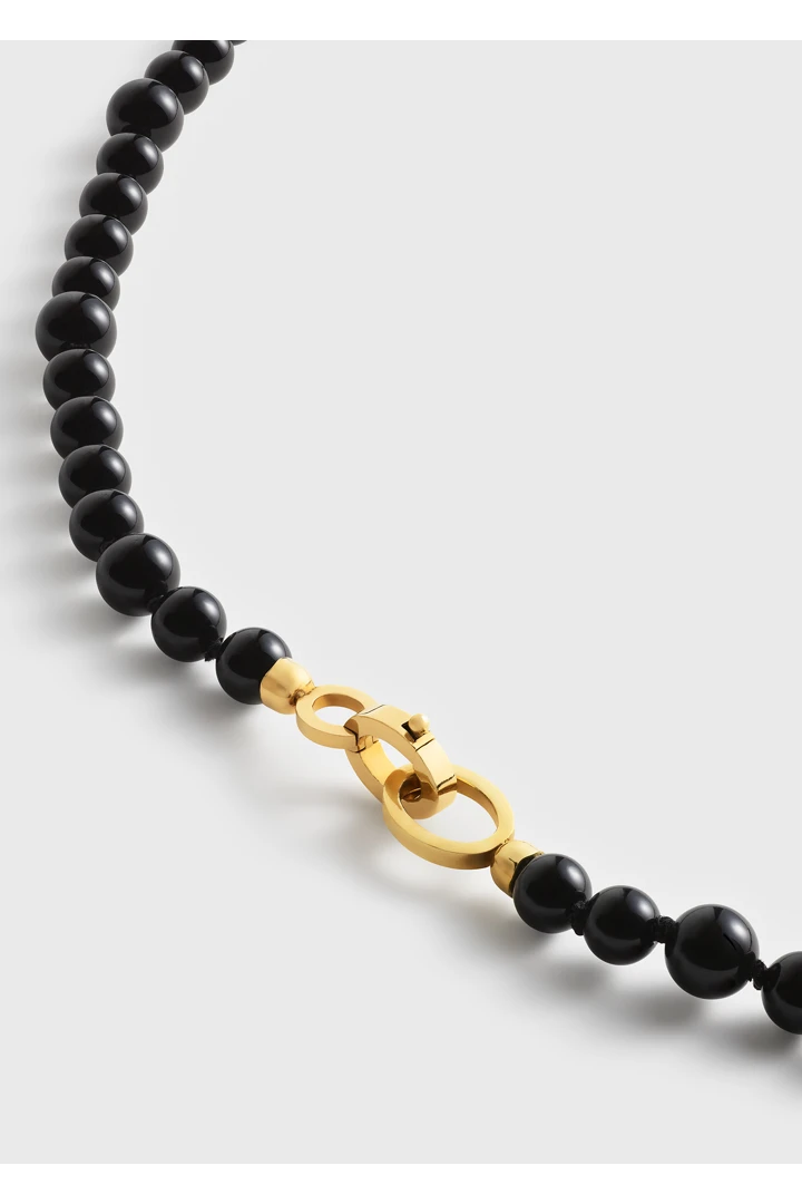 TOTEME 인피니티 비드 넥레이스 블랙의 블랙컬러 4번쨰 이미지입니다.