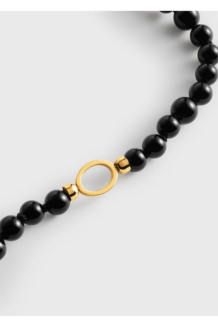 TOTEME 인피니티 비드 넥레이스 블랙의 블랙컬러 5번쨰 이미지입니다.