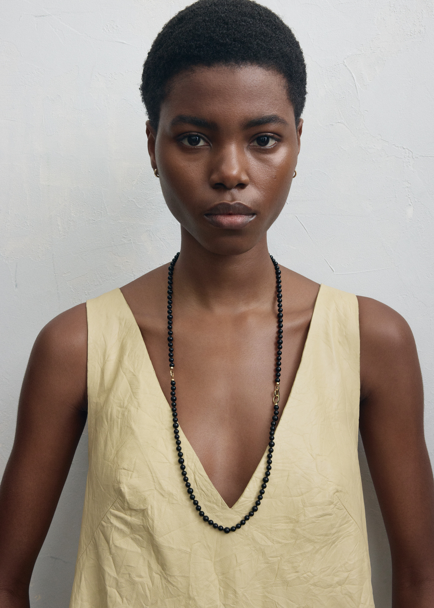 TOTEME 인피니티 비드 넥레이스 블랙의 블랙컬러 1번쨰 이미지입니다.