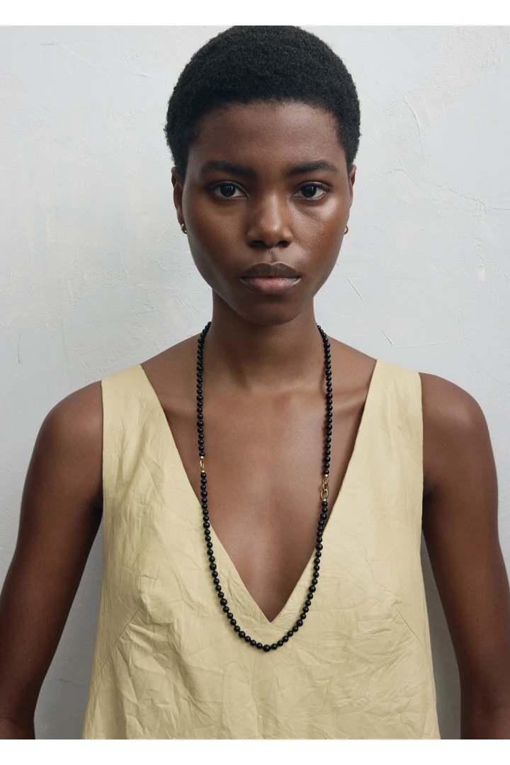 TOTEME 인피니티 비드 넥레이스 블랙의 블랙컬러 1번쨰 이미지입니다.