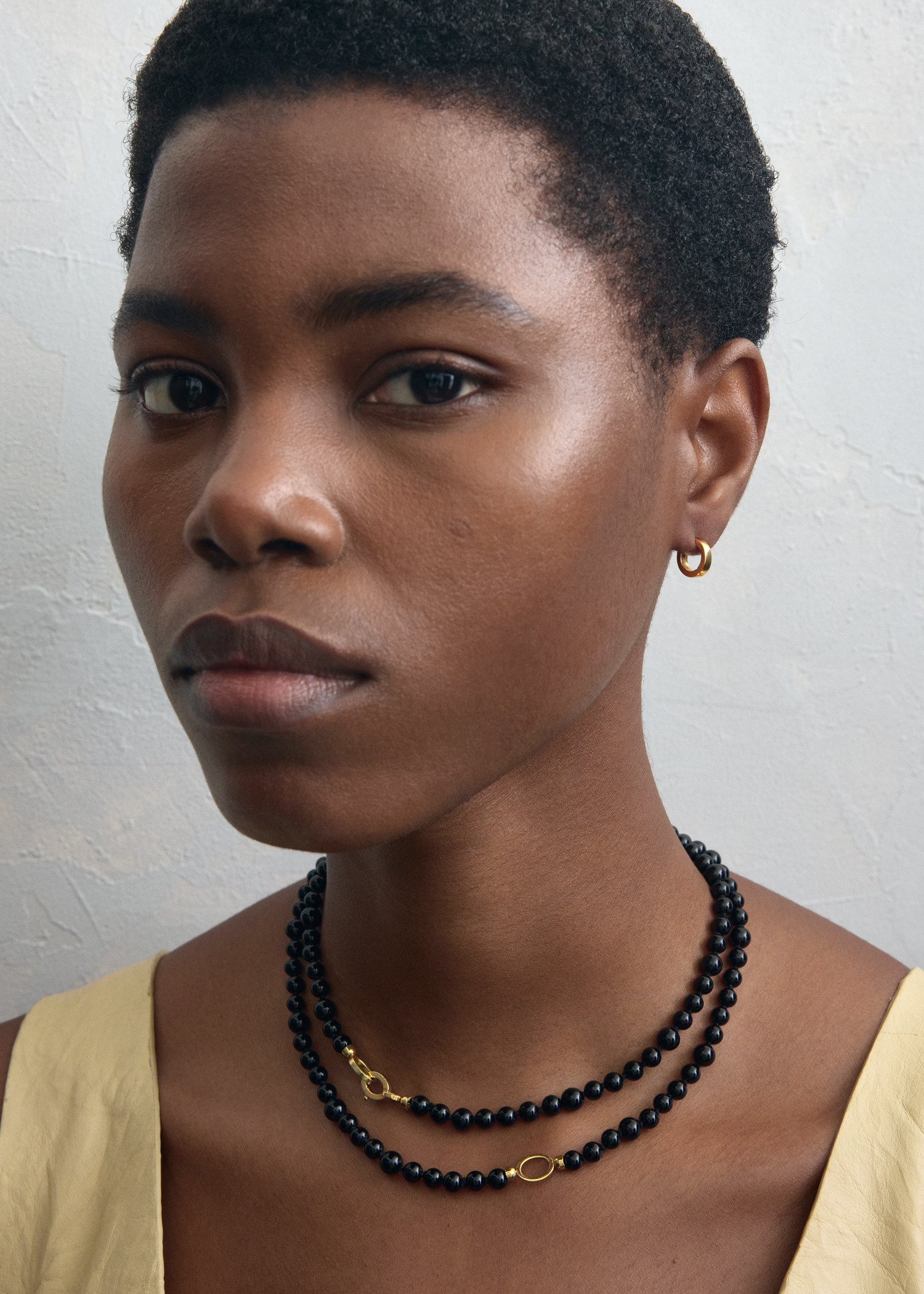 TOTEME 인피니티 비드 넥레이스 블랙의 블랙컬러 2번쨰 이미지입니다.