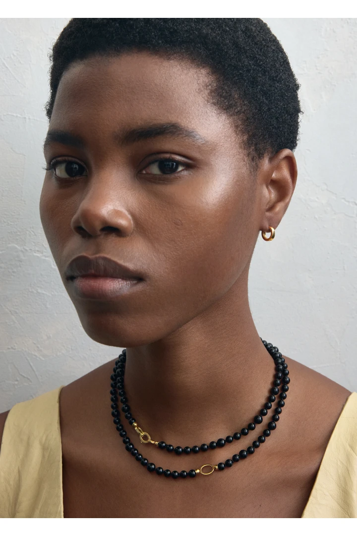 TOTEME 인피니티 비드 넥레이스 블랙의 블랙컬러 2번쨰 이미지입니다.