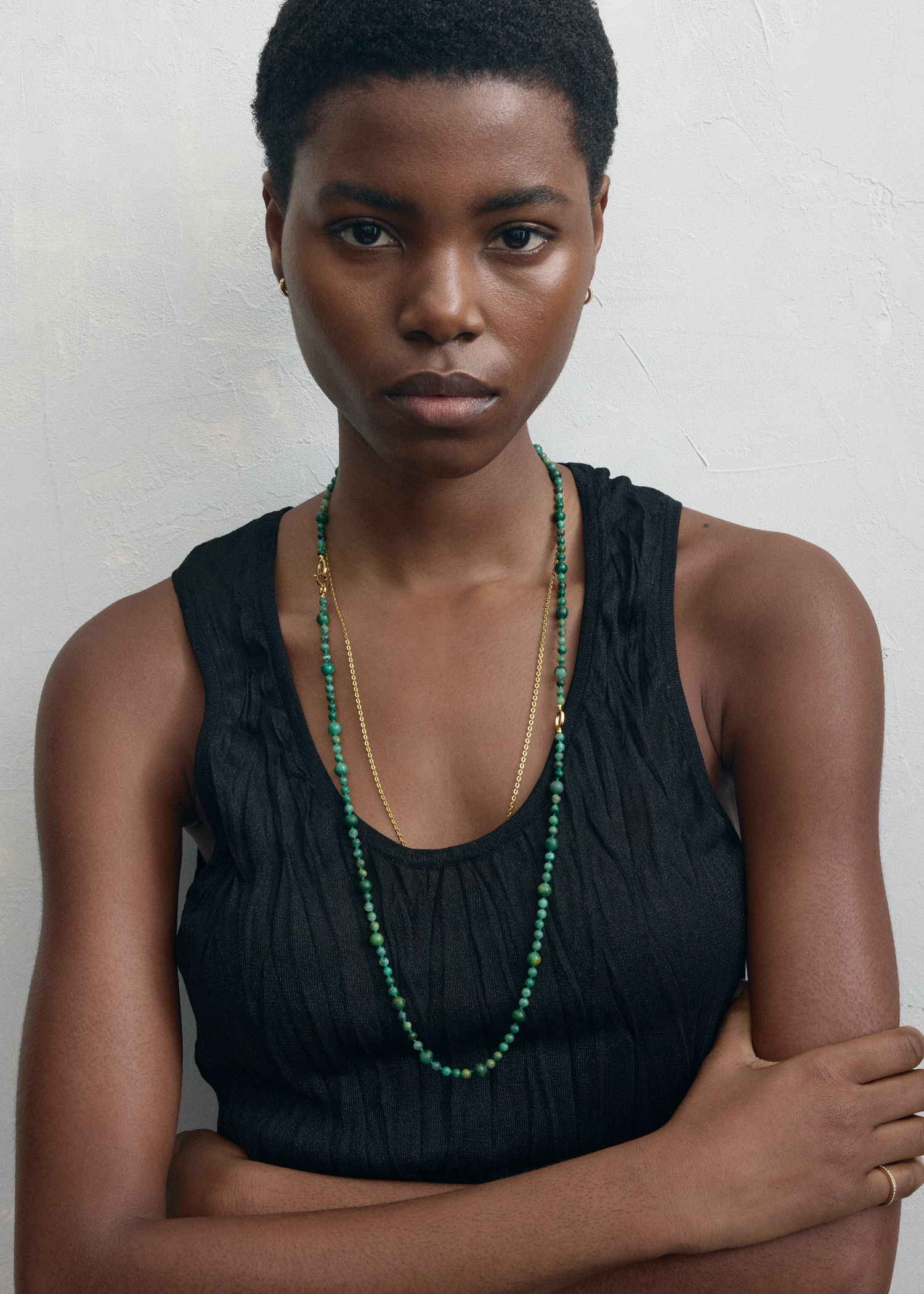 TOTEME 인피니티 비드 넥레이스 다크 그린의 다크 그린컬러 1번쨰 이미지입니다.