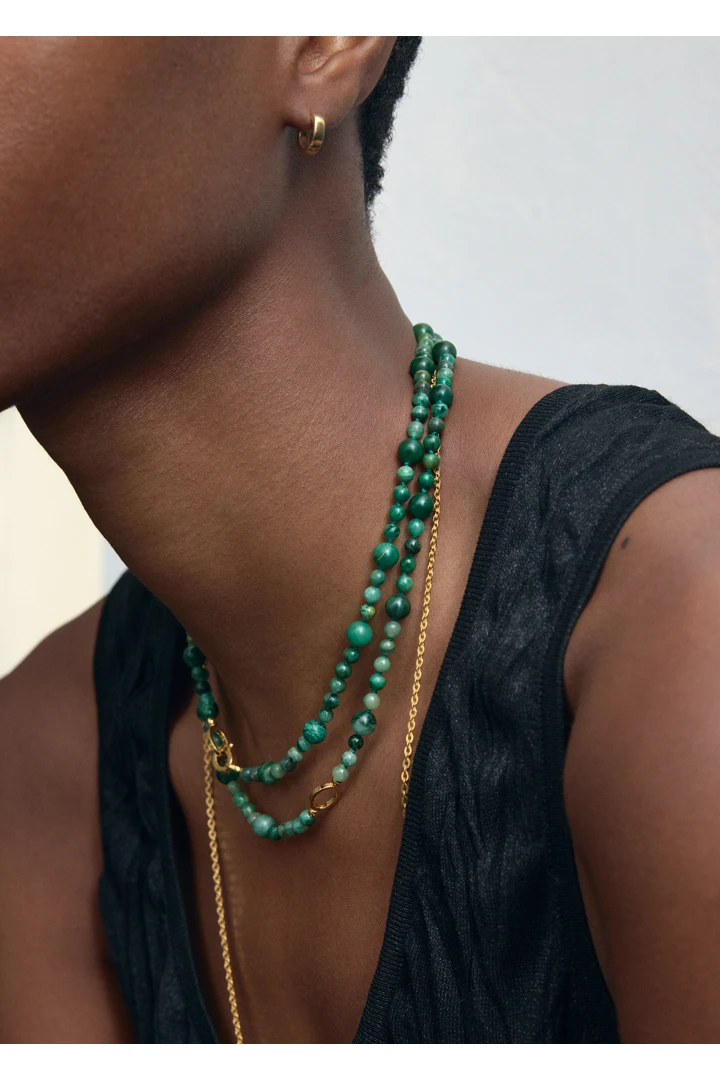 TOTEME 인피니티 비드 넥레이스 다크 그린의 다크 그린컬러 2번쨰 이미지입니다.