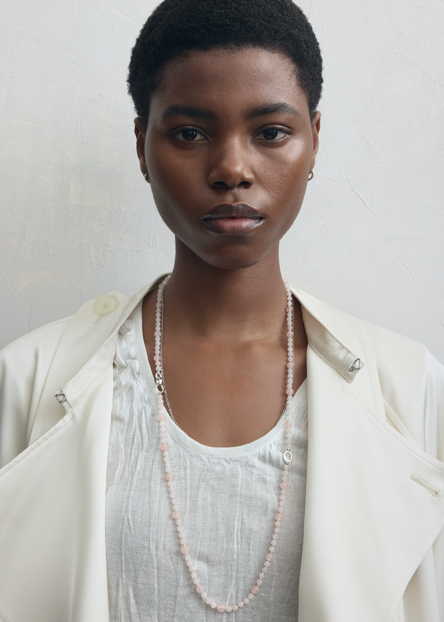 TOTEME 인피니티 비드 넥레이스 블룸의 블룸컬러 1번쨰 이미지입니다.