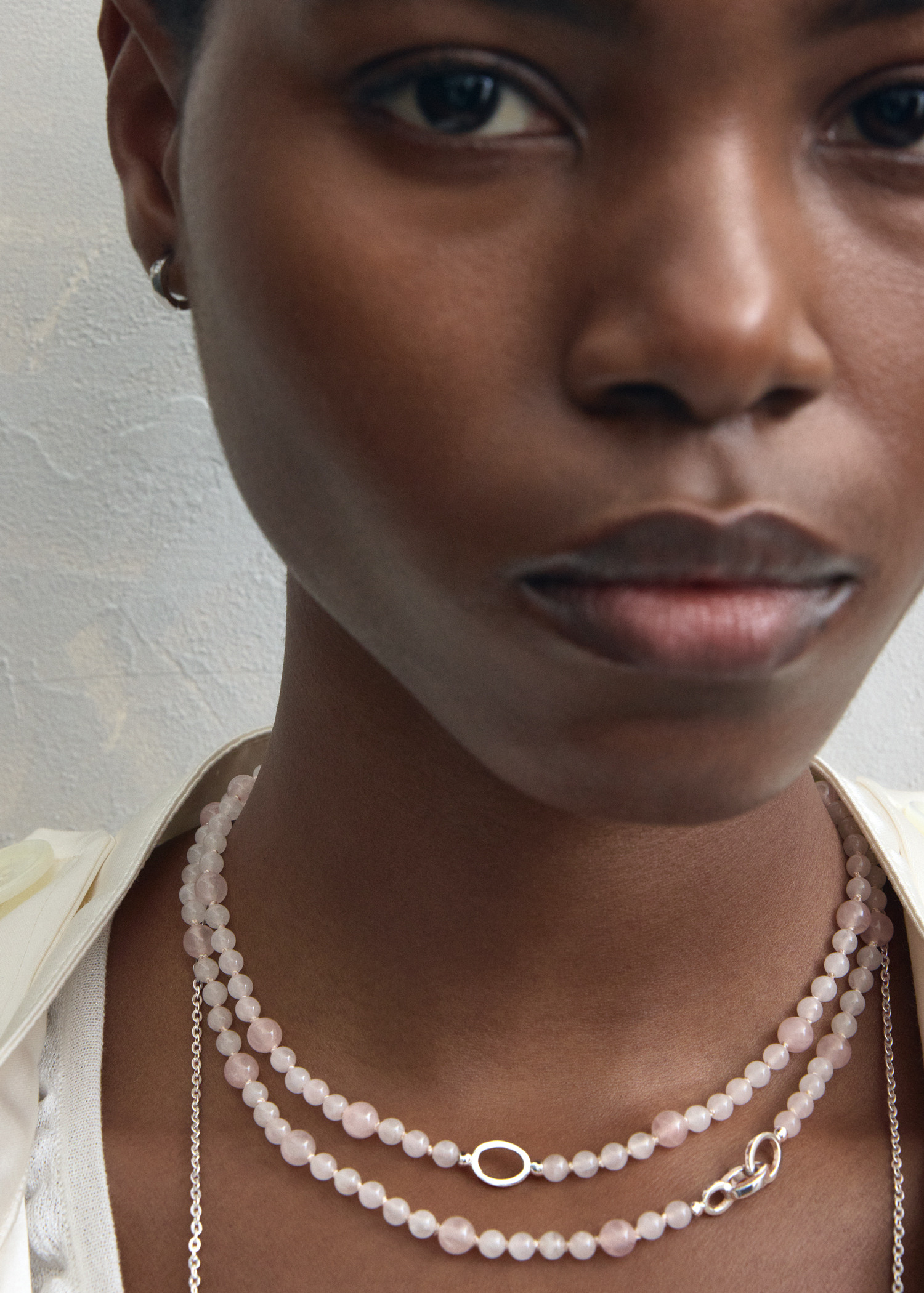 TOTEME 인피니티 비드 넥레이스 블룸의 블룸컬러 2번쨰 이미지입니다.