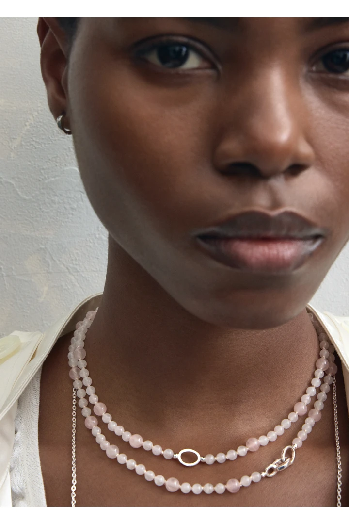 TOTEME 인피니티 비드 넥레이스 블룸의 블룸컬러 2번쨰 이미지입니다.