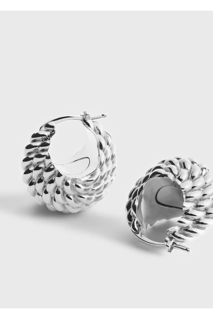 TOTEME 로프 후프 이어링 실버의 실버컬러 4번쨰 이미지입니다.