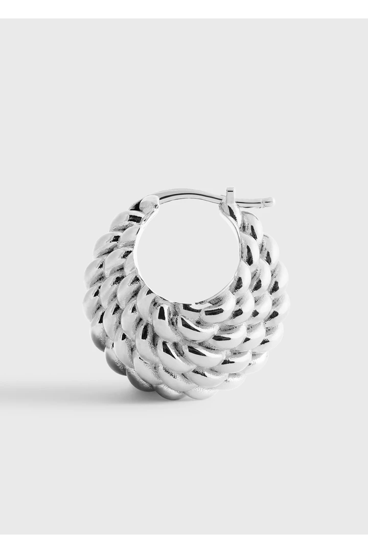 TOTEME 로프 후프 이어링 실버의 실버컬러 5번쨰 이미지입니다.