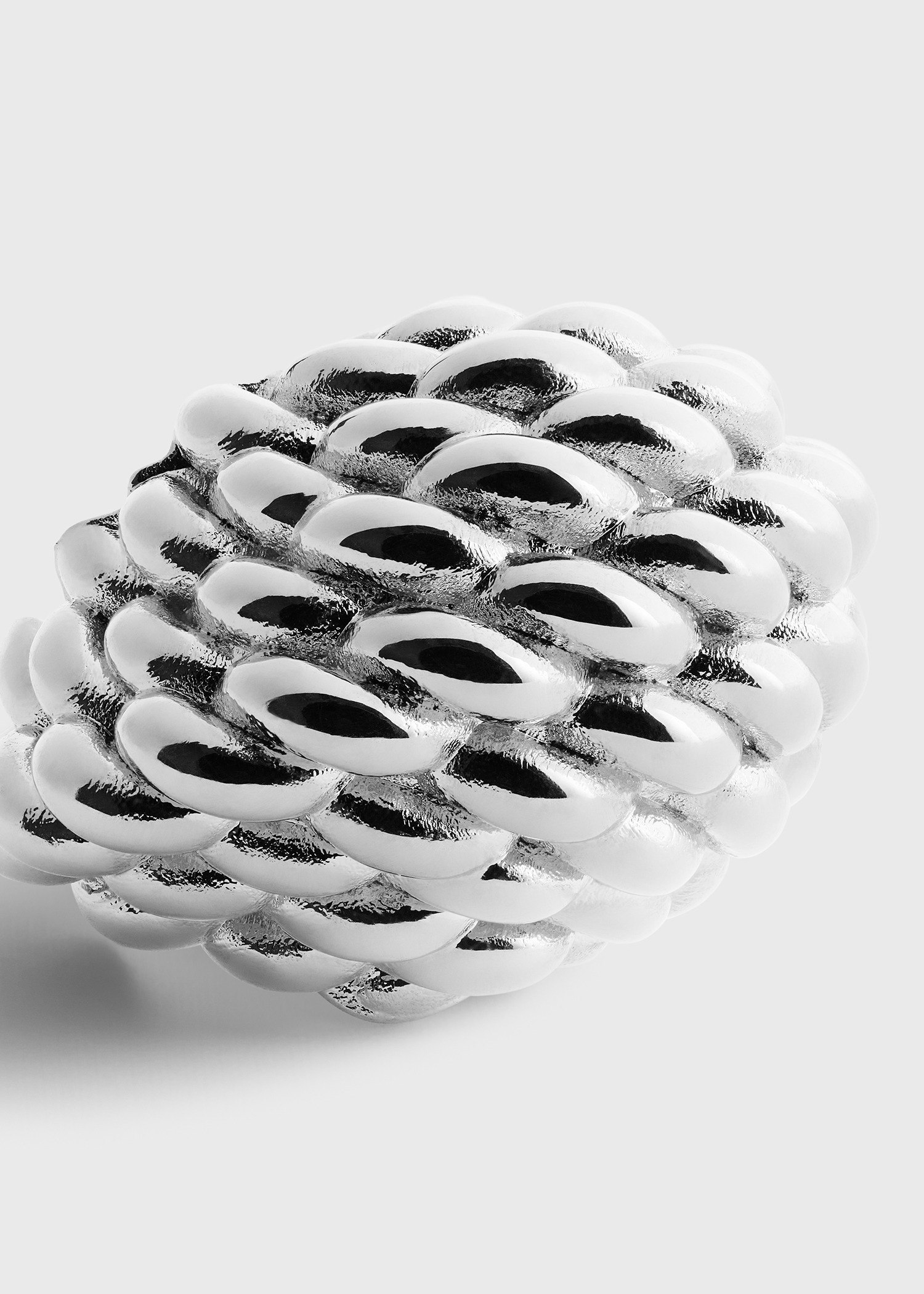 TOTEME 로프 후프 이어링 실버의 실버컬러 6번쨰 이미지입니다.